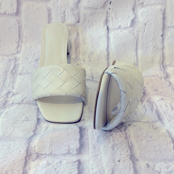 🔵”LIKE NEW” Marc Fisher Chic White Woven Slide Sandals - Picture 8 of 14